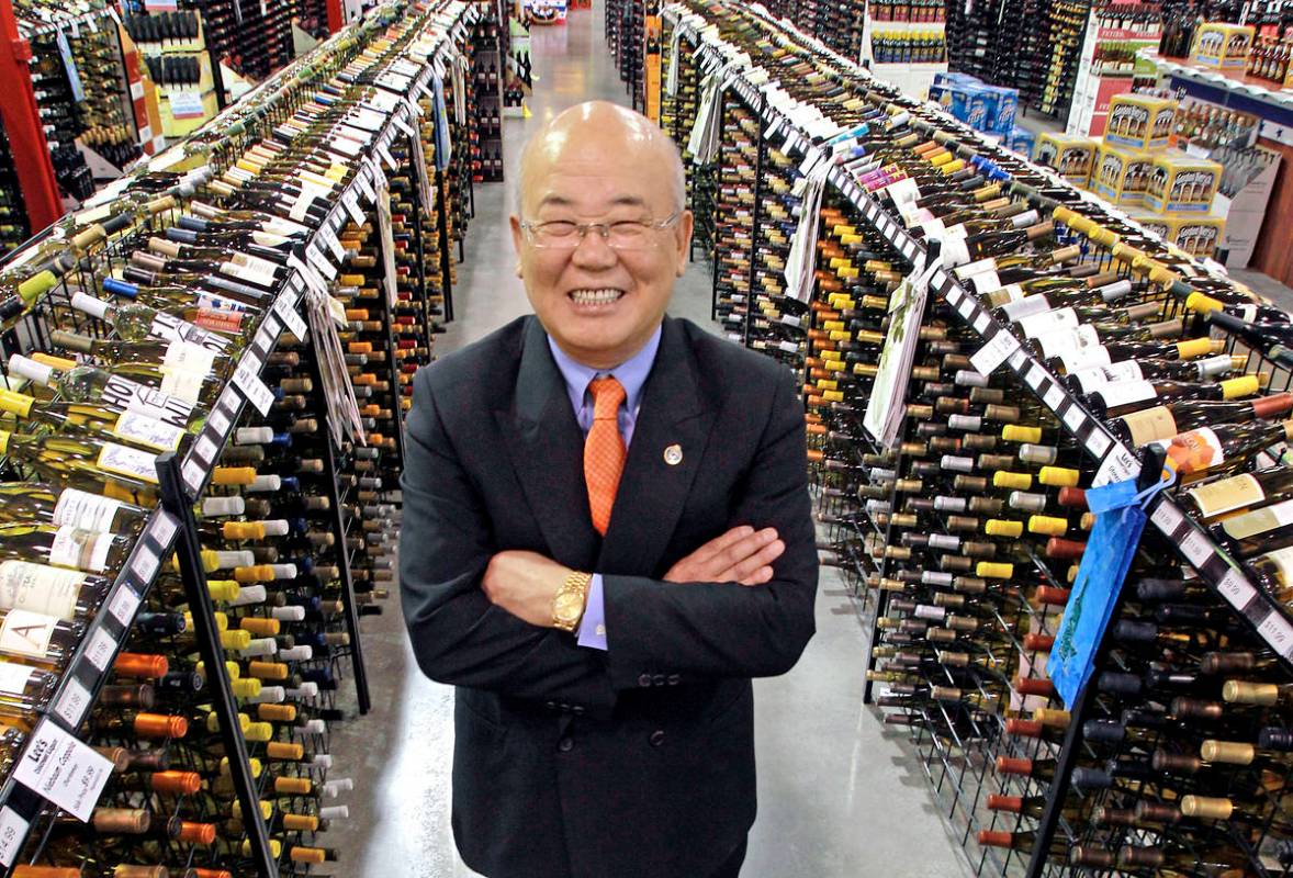 Hae Un Lee, director general de Lee's Liquor posa en la zona de vinos de su tienda en Sunset Ro ...