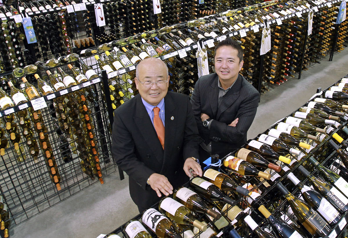 Hae Un Lee, fundador de Lee's Discount Liquor, a la izquierda, se encuentra con su hijo, Kenny ...