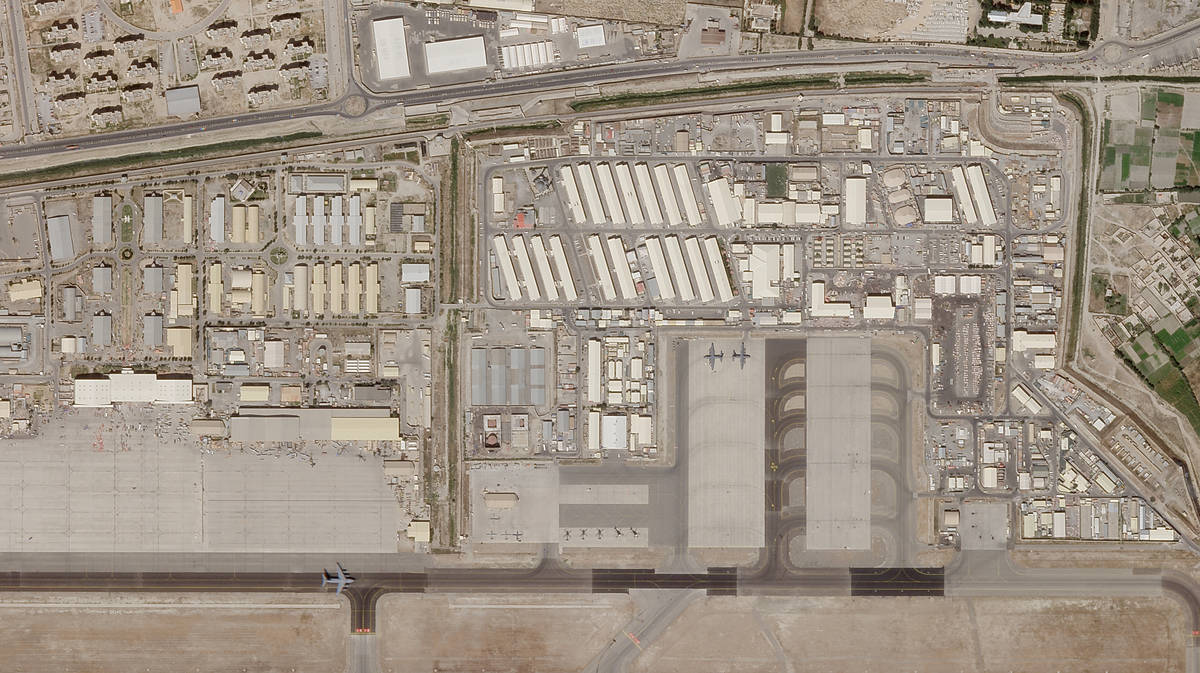 En esta foto satelital tomada por Planet Labs Inc. se ve la parte militar del aeropuerto intern ...