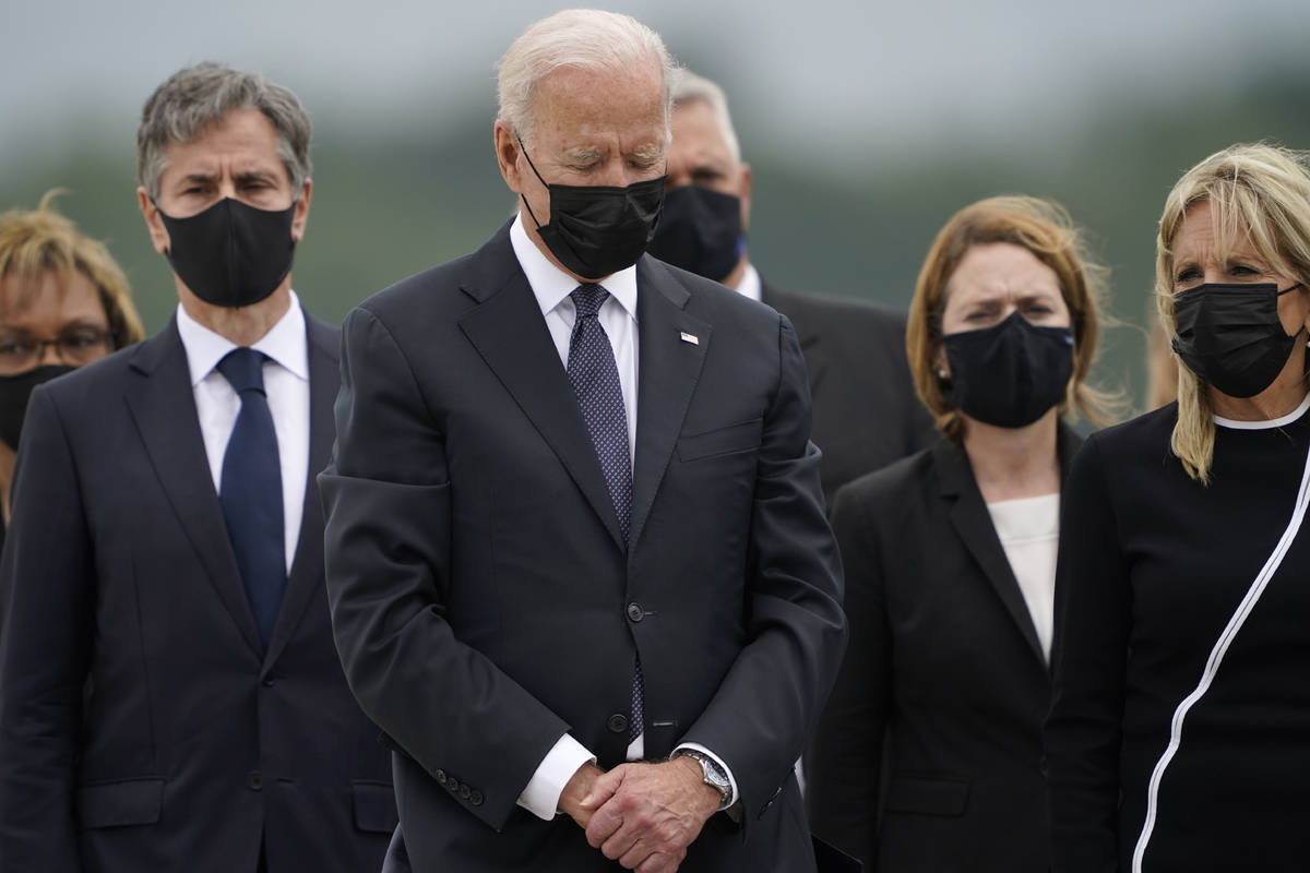El presidente Joe Biden inclina la cabeza mientras la primera dama Jill Biden, a la derecha, y ...