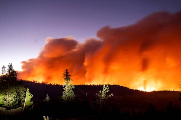 Visto en una larga exposición de la cámara, el "Caldor Fire" arde el lunes 30 de agosto de 20 ...