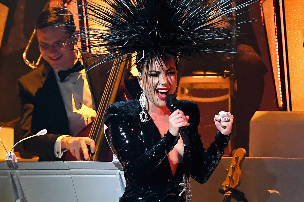 Lady Gaga se presenta durante su residencia 'JAZZ & PIANO' en Park Theater at Park MGM el 20 de ...
