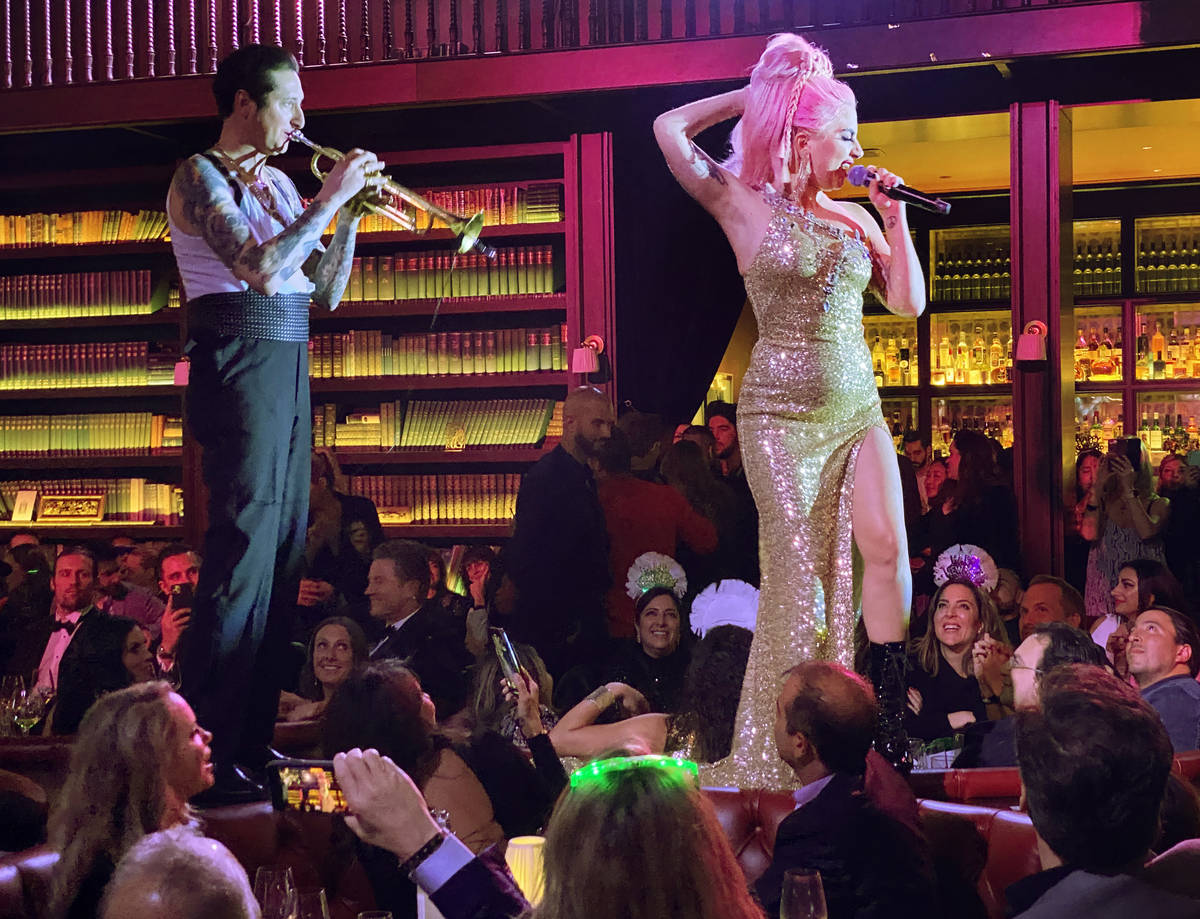Brian Newman y Lady Gaga, se presentan en el restaurante NoMad de Park MGM en el Strip el día ...