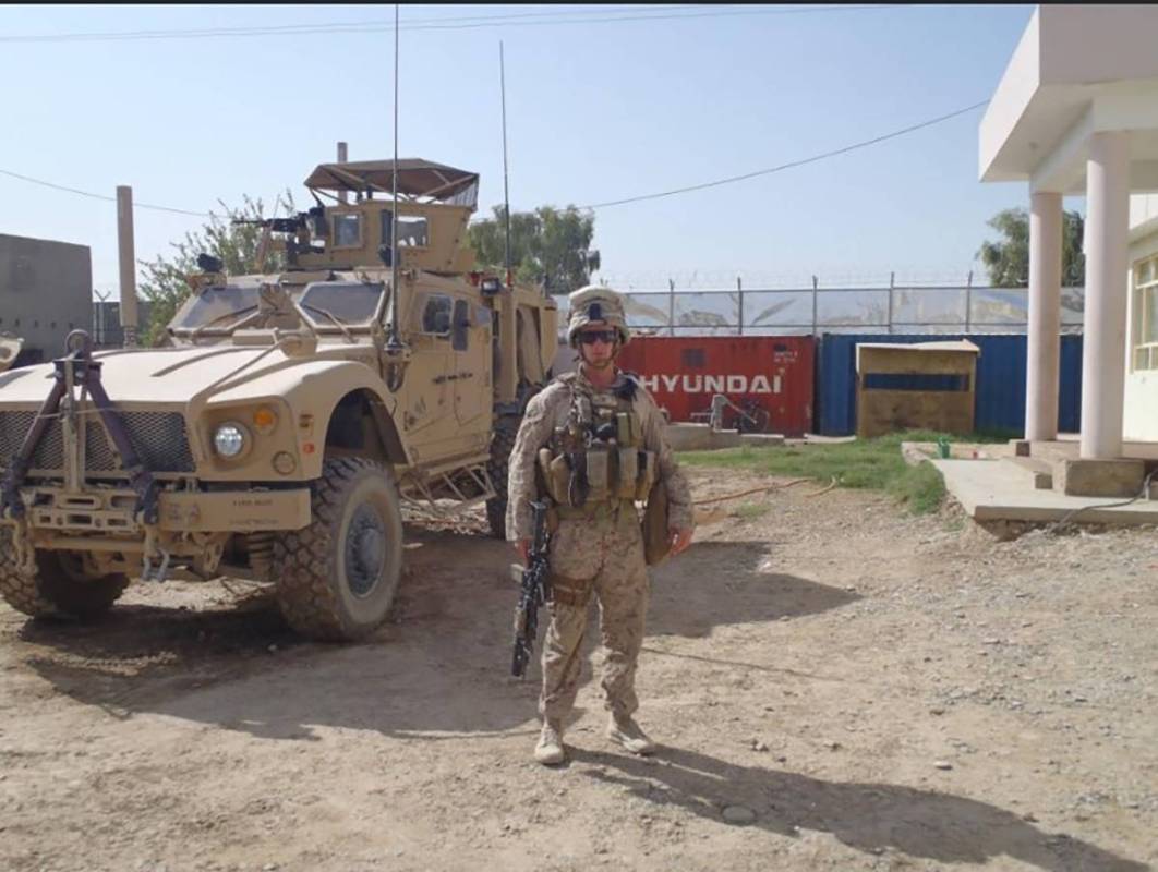 El teniente primero del Cuerpo de Marines Shamus Flynn posa para una foto en agosto de 2011 en ...