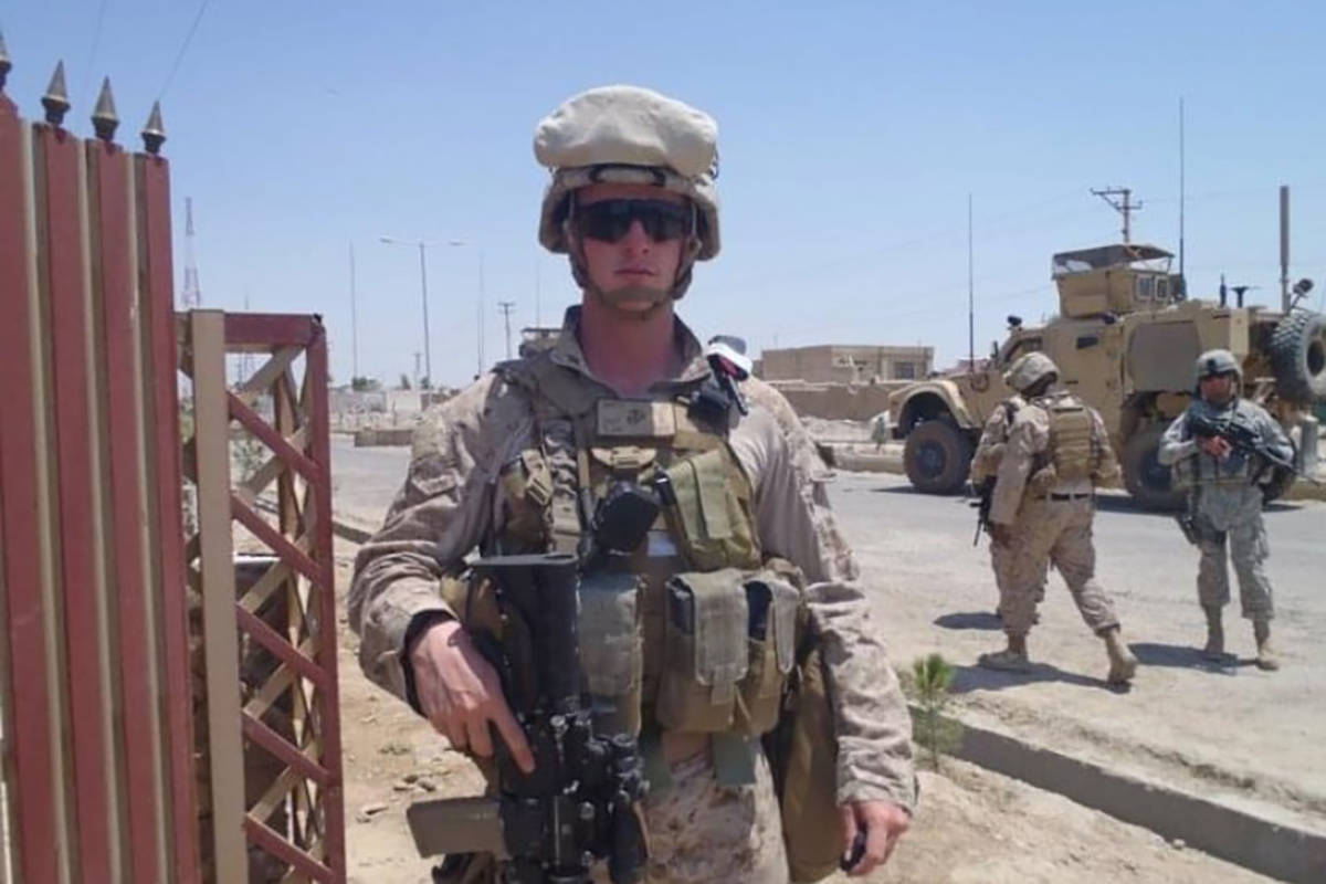 El teniente primero del Cuerpo de Marines Shamus Flynn posa para una foto en junio de 2011 en A ...