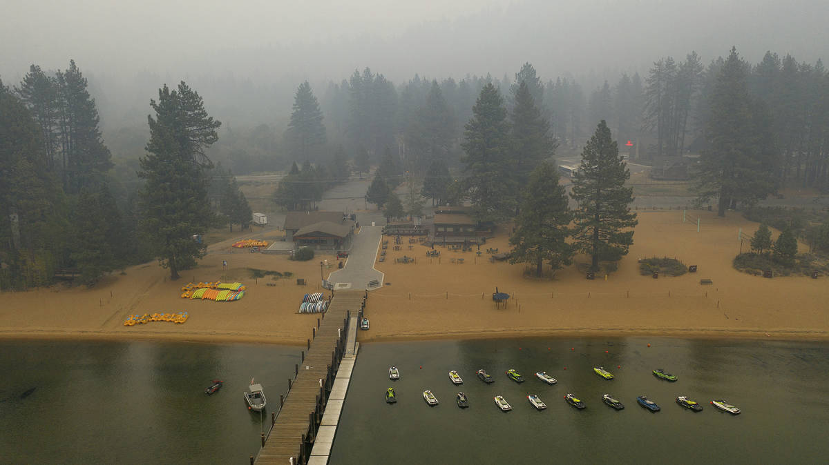 El humo del "Caldor Fire" llena el cielo sobre Zephyr Cove del Lago Tahoe en el Condado Douglas ...
