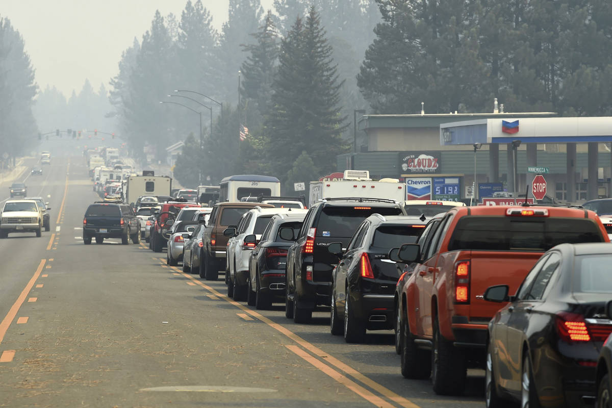 El tráfico de evacuación en South Lake Tahoe, Ca. mientras se anuncian las evacuaciones oblig ...