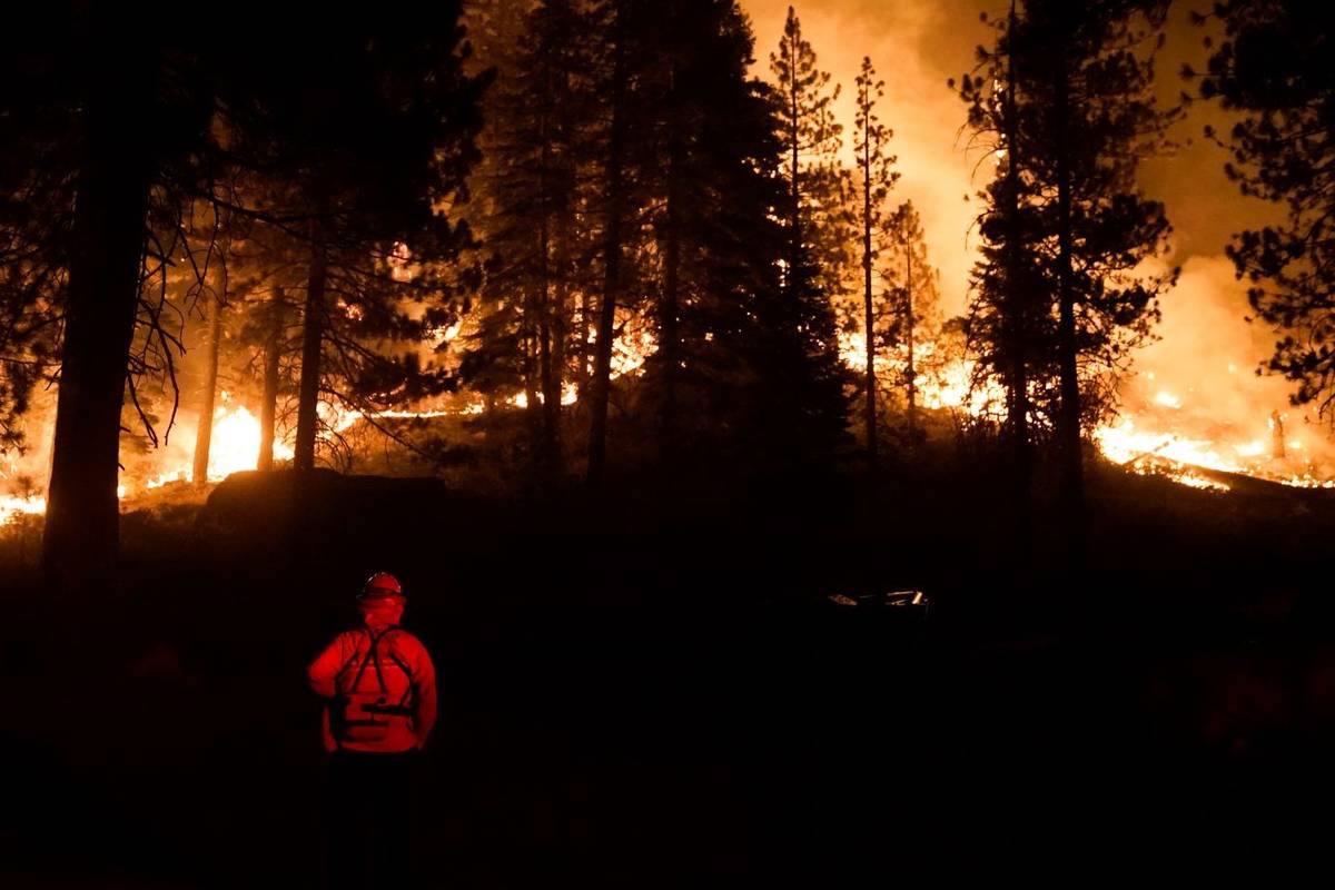 Un bombero supervisa el "Caldor Fire" que arde cerca de las estructuras en South Lake Tahoe, Ca ...
