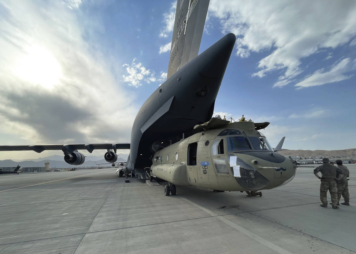 En esta imagen proporcionada por el Department of Defense, un CH-47 Chinook de la 82nd Combat A ...