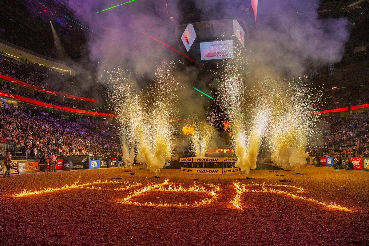 Ceremonias de apertura durante el tercer día de las Finales Mundiales de PBR en T-Mobile Arena ...
