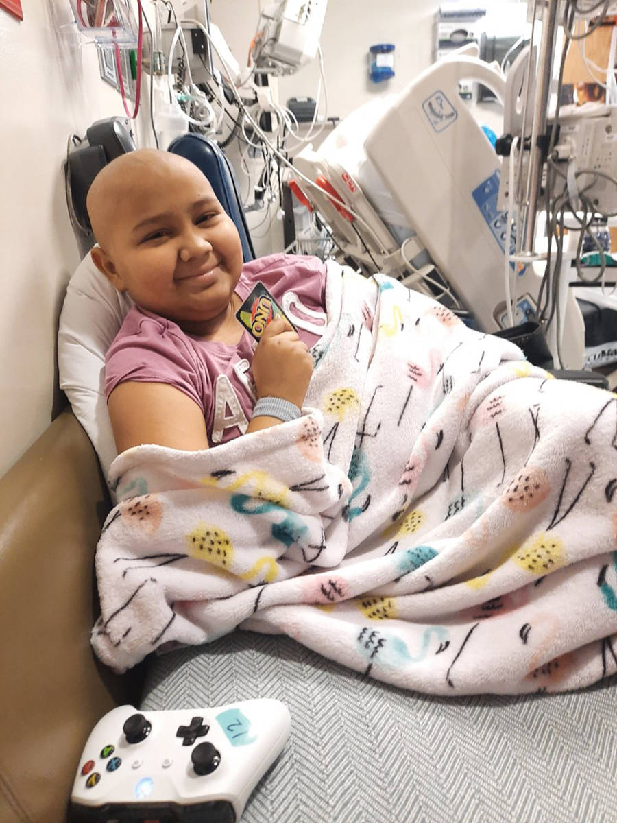 Allison, de 10 años, ha luchado contra la leucemia desde 2018. Ella y su familia han recibido ...
