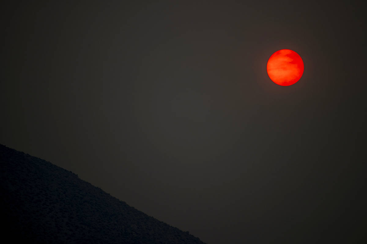 Un sol rojo en el horizonte causado por el humo del “Caldor Fire" el martes 31 de agosto de 2 ...