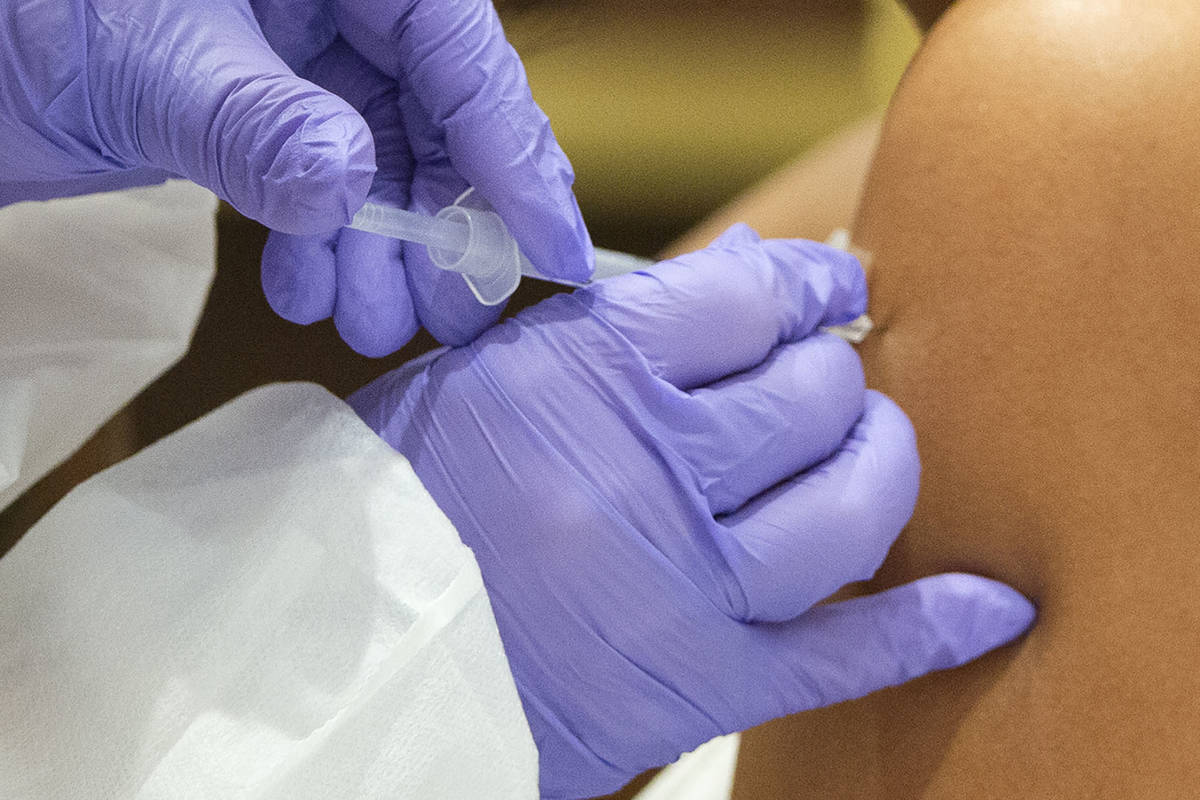 Una mujer recibe la vacuna contra COVID-19 durante una clínica de vacunas organizada por Immun ...