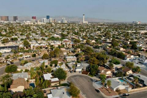 Una vista aérea de las viviendas cerca de Eastern Avenue y Desert Inn road en Las Vegas, Nevad ...