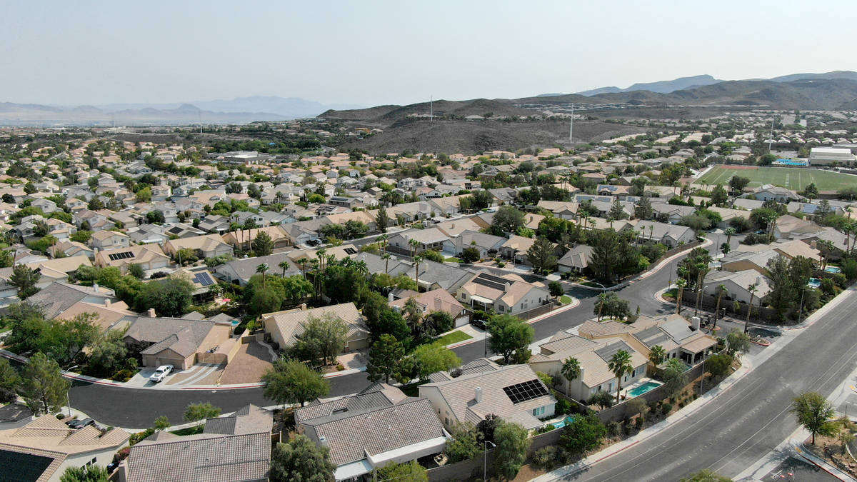 Una vista aérea de las viviendas cerca de Eastern Avenue y Summit Grove Drive en Las Vegas, Ne ...