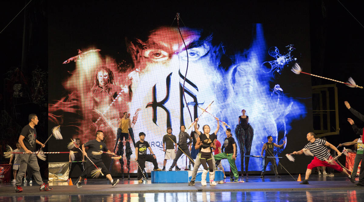 Artistas del Cirque du Soleil ensayan para una actuación especial en "Life is Beautiful" previ ...
