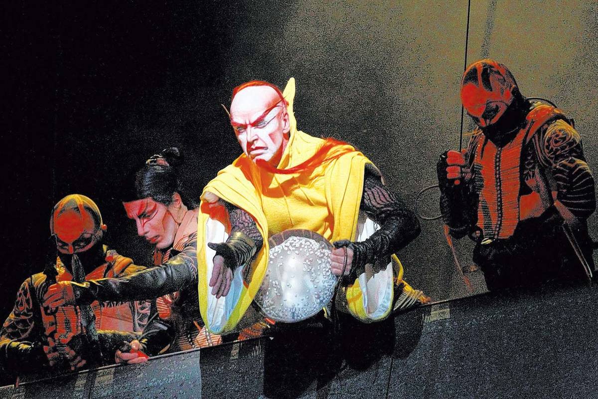 Los artistas del espectáculo del Cirque du Soleil "Ka" representan la escena de batalla durant ...