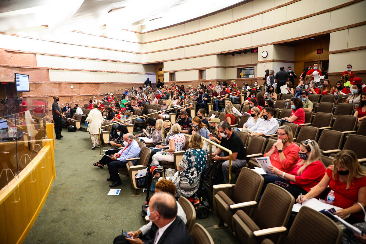 Ciudadanos preocupados llenan la sala en la reunión de la Junta Escolar del Condado Clark en r ...