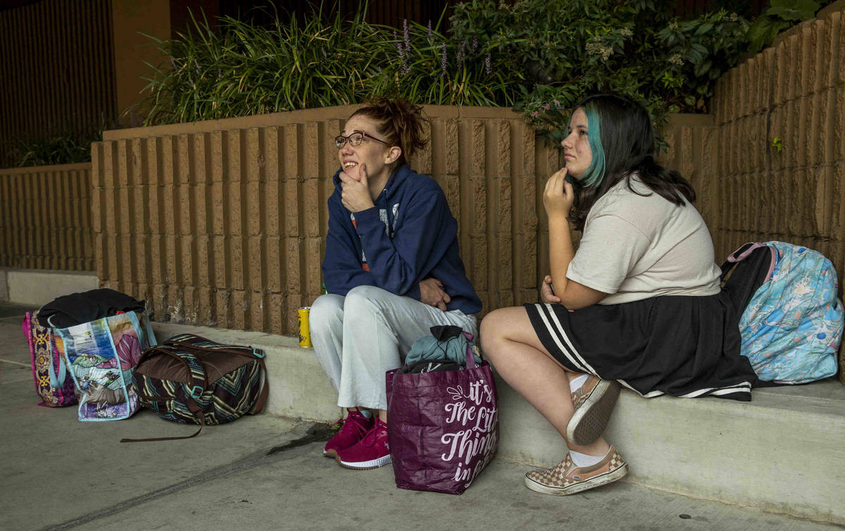 Jillian Kohlstrom, a la izquierda, y su hija Anastasia Ringgard, de 13 años, esperan que las l ...