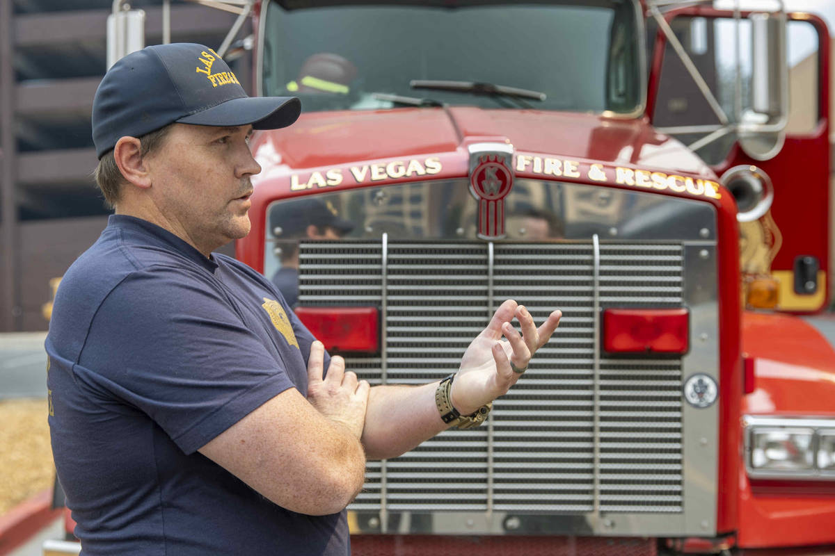 El bombero de Las Vegas, Eric Moon, está listo para reabastecer a los camiones que trabajan en ...