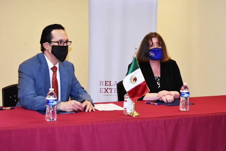 El cónsul de México en Las Vegas, Julián Escutia, firmó un Memorándum de Entendimiento con ...