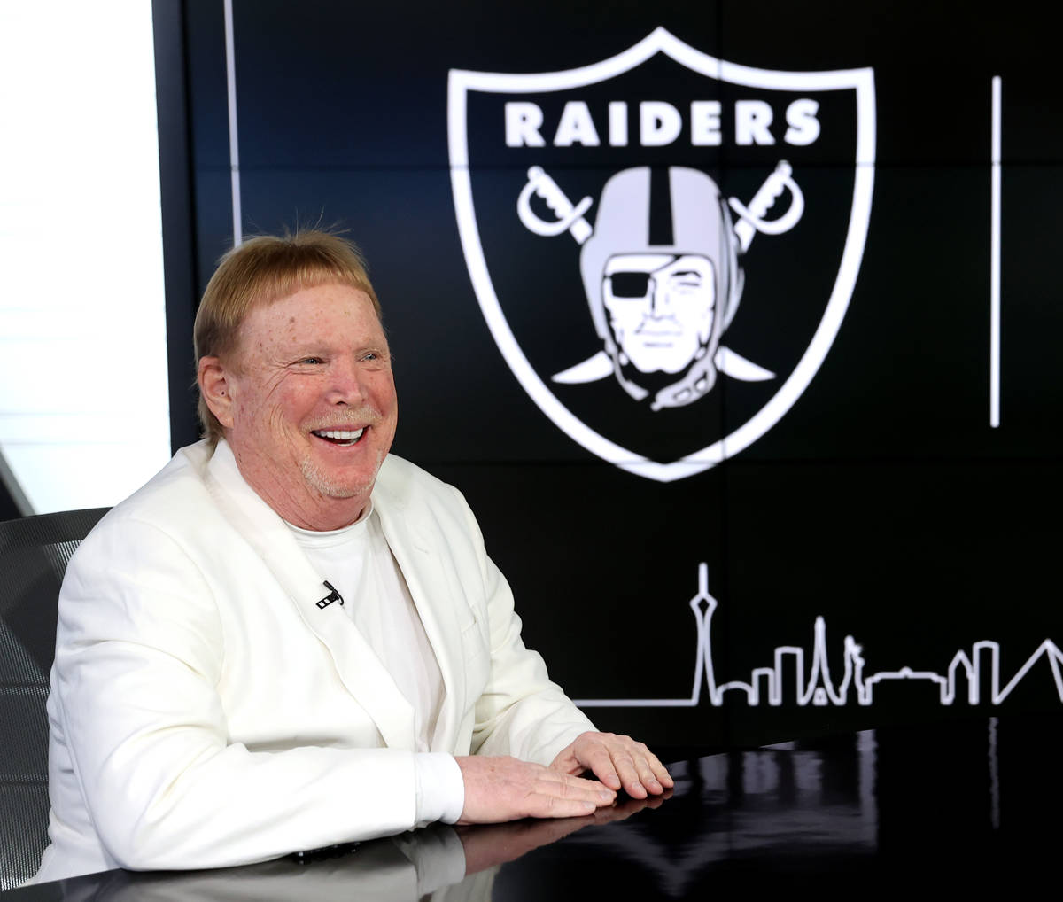 El propietario de los Raiders y de las Aces de Las Vegas, Mark Davis, en el estudio de televisi ...