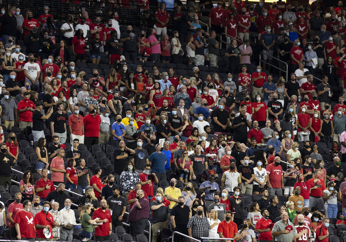Fans se ponen de pie durante el Himno Nacional antes de un partido de fútbol americano de la N ...