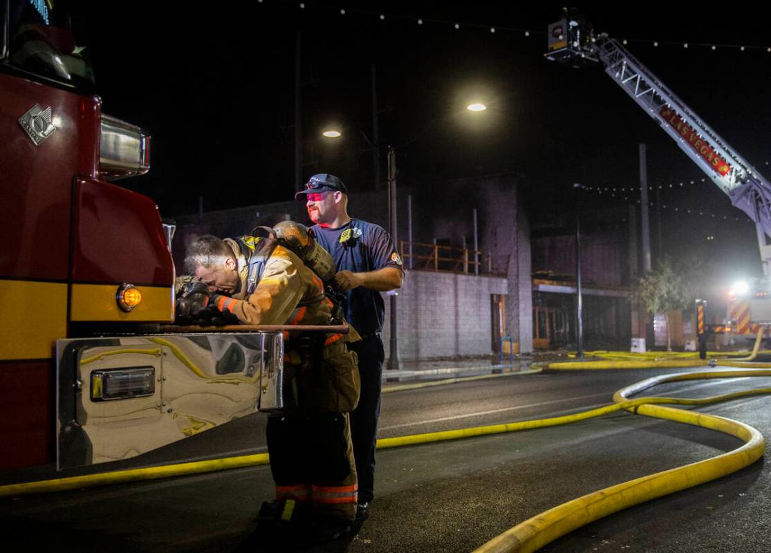 El Las Vegas Fire Department responde a las consecuencias de un incendio en 1026 S. Main Street ...