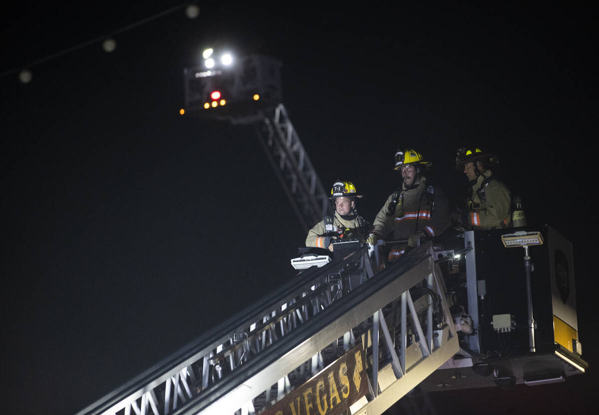 El Las Vegas Fire Department responde a las consecuencias de un incendio en 1026 S. Main Street ...