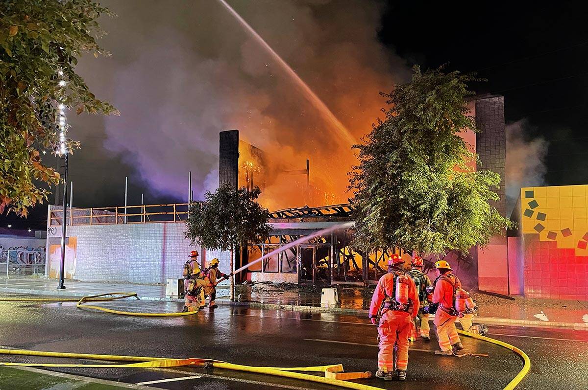 Bomberos extinguen el incendio de un edificio en Commerce Street, en el centro de Las Vegas, el ...