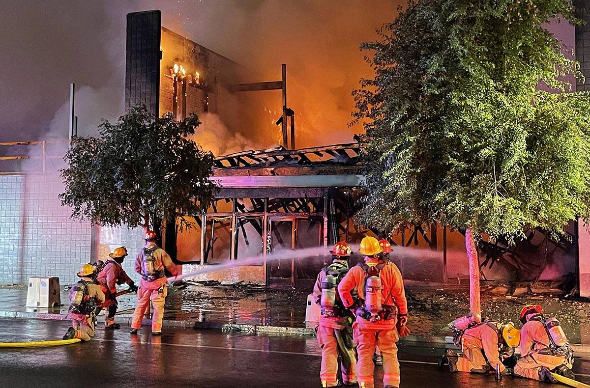 Bomberos extinguen el incendio de un edificio en Commerce Street, en el centro de Las Vegas, el ...