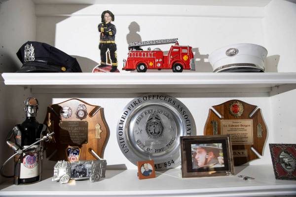 Ed Bergen, bombero jubilado de Nueva York, muestra sus artículos de remembranza en su casa de ...