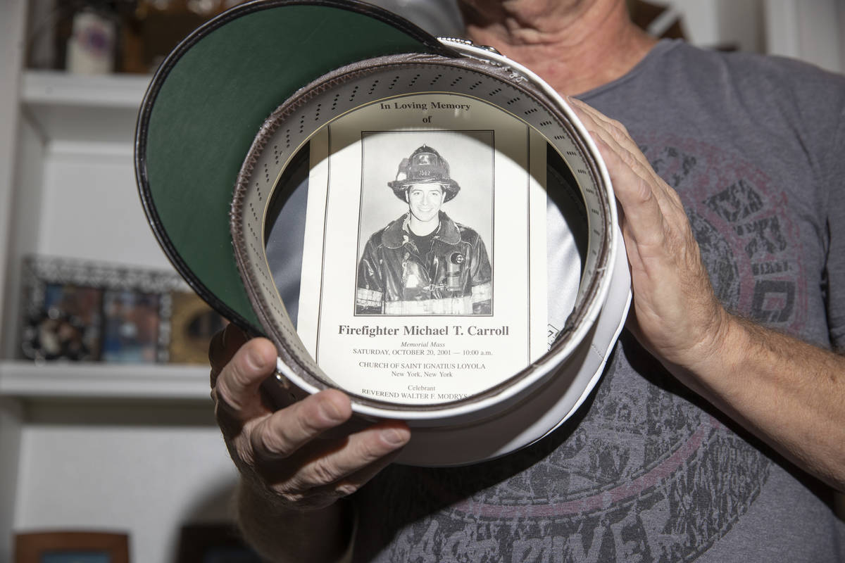 Ed Bergen, bombero retirado de la ciudad de Nueva York, muestra una foto dentro de su gorra del ...