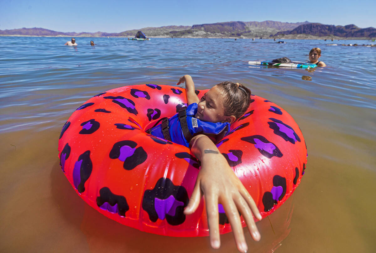 Leila Tillman, de seis años, flota en el lago Mead el Día del Trabajo, el lunes 6 de septiemb ...