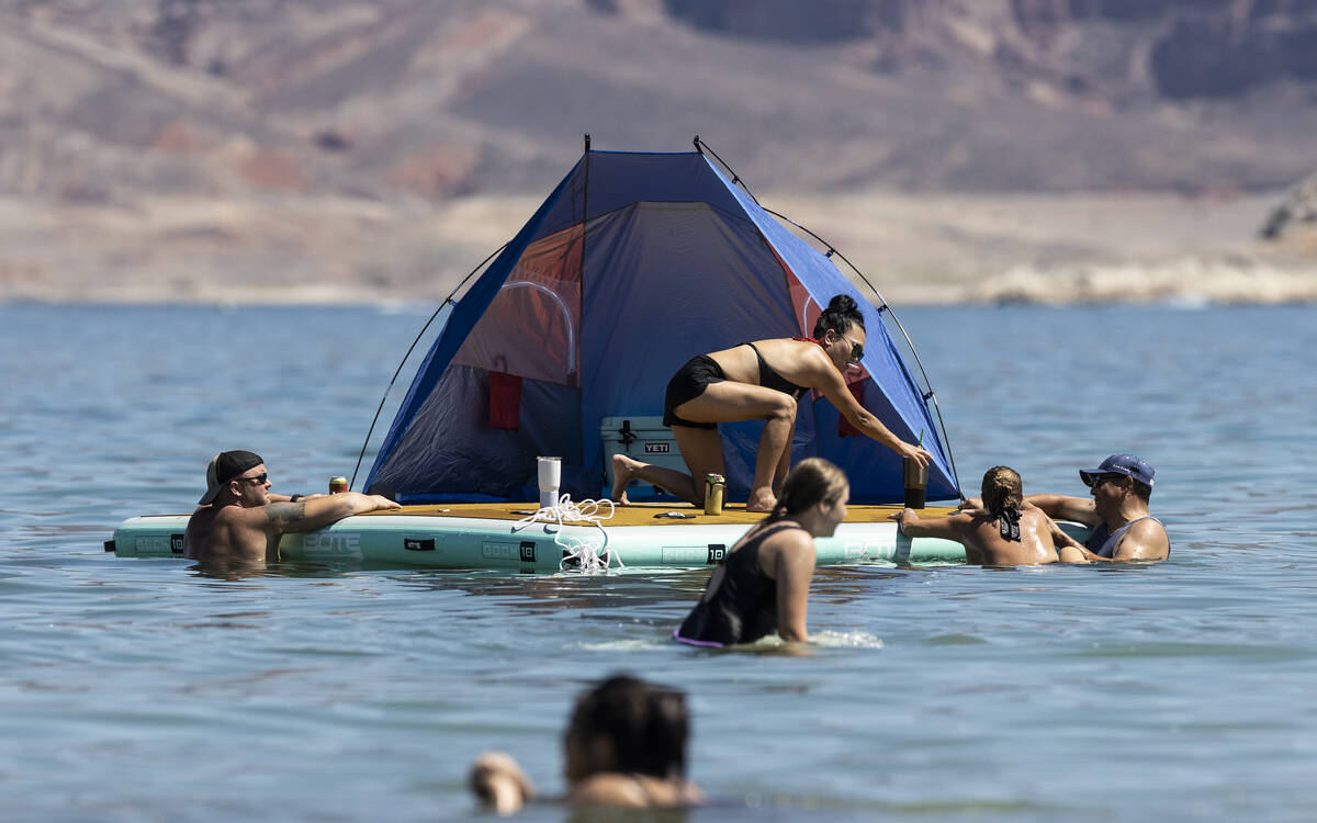 Gente intenta mantenerse fresca en el Lago Mead el Día del Trabajo el lunes 6 de septiembre de ...