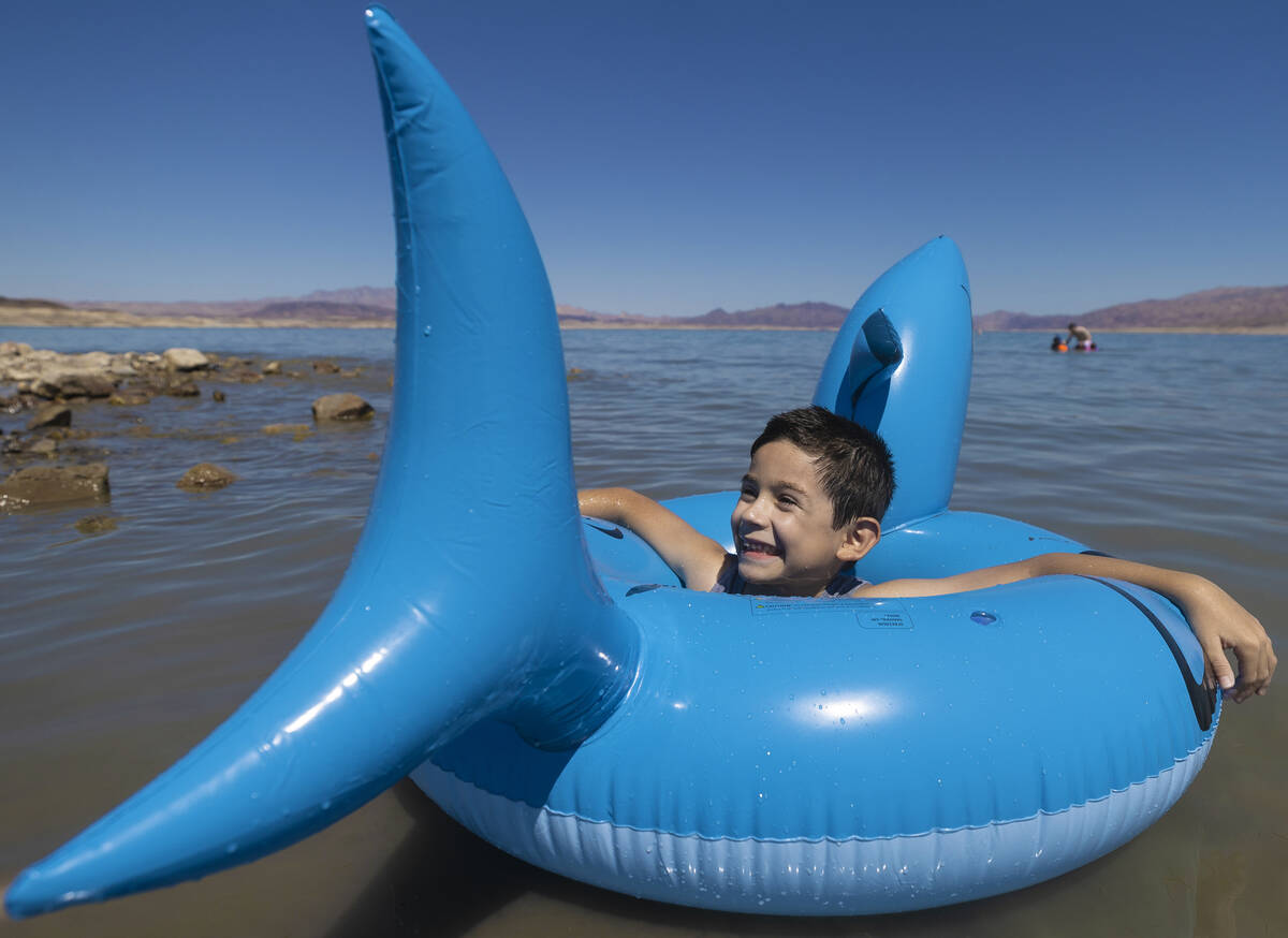 Mason Soto, de seis años, disfruta jugando en el Lago Mead el Día del Trabajo el lunes 6 de s ...