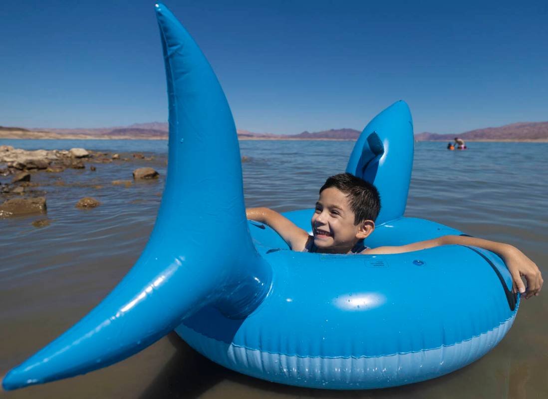 Mason Soto, de seis años, disfruta jugando en el Lago Mead el Día del Trabajo el lunes 6 de s ...