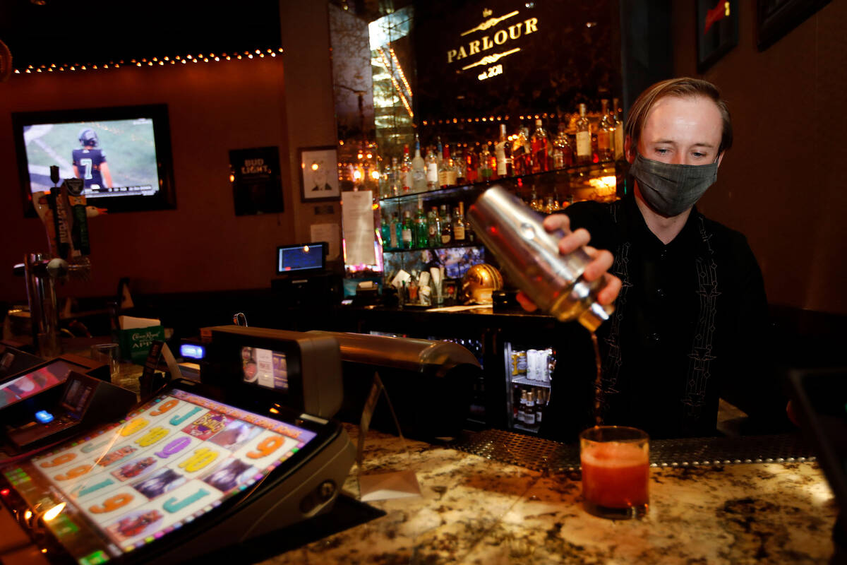 El bartender Alex Siple prepara una bebida en The Parlour at El Cortez en Las Vegas, el sábado ...