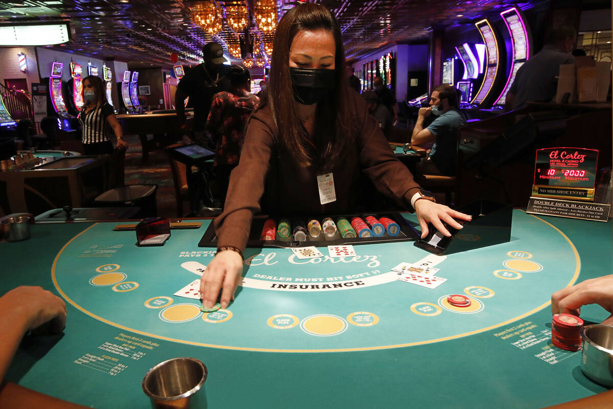 El crupier de blackjack Leu Pham trabaja en El Cortez de Las Vegas, el sábado 4 de septiembre ...