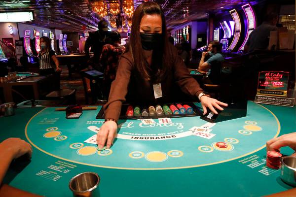 El crupier de blackjack Leu Pham trabaja en El Cortez de Las Vegas, el sábado 4 de septiembre ...