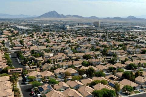 Una vista aérea de las viviendas cerca de American Pacific Drive en Henderson, Nevada, el mart ...