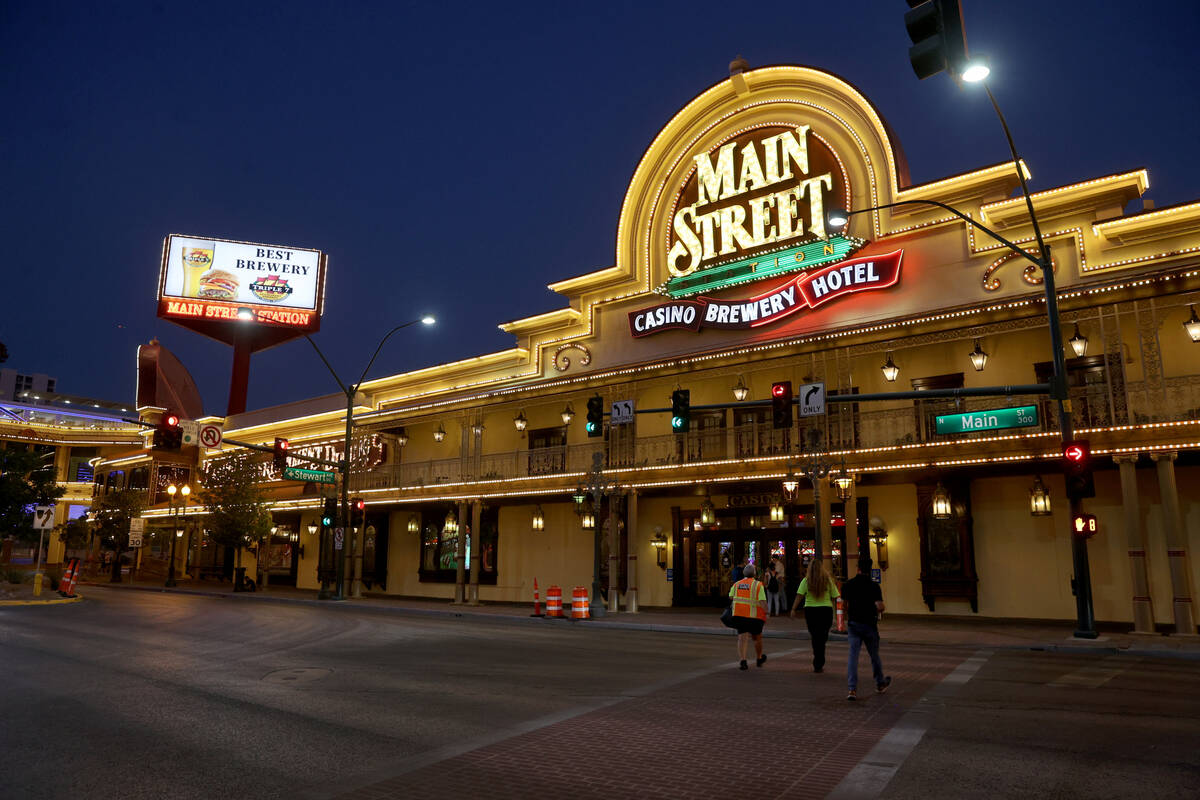 Main Street Station justo antes de la reapertura del hotel-casino a las 6 a.m. en el centro de ...