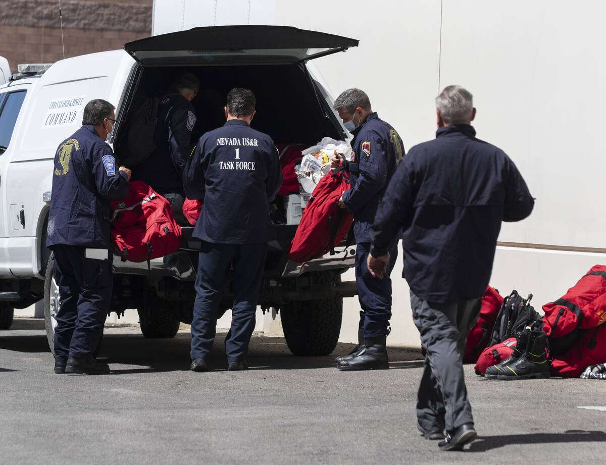 Los miembros del Nevada Task Force 1 descargan sus equipos después de llegar a la sede del Nev ...