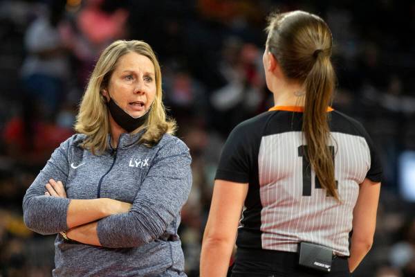 La entrenadora de las Minnesota Lynx, Cheryl Reeve, tiene un desacuerdo con una árbitra durant ...