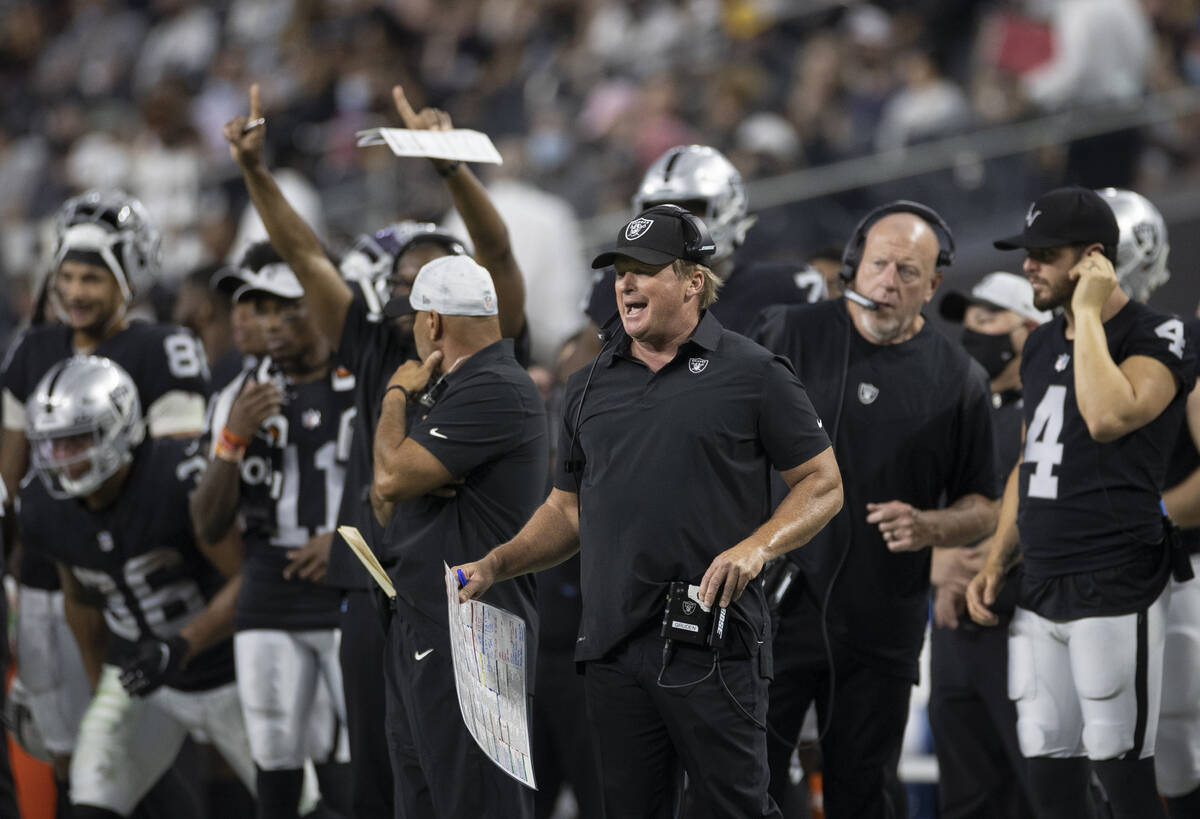 El entrenador de los Raiders, Jon Gruden, llama una jugada durante un partido de pretemporada d ...