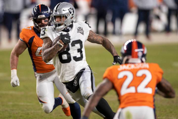 El tight end de los Raiders, Darren Waller (83), hace una gran carrera y atrapa al defensor int ...