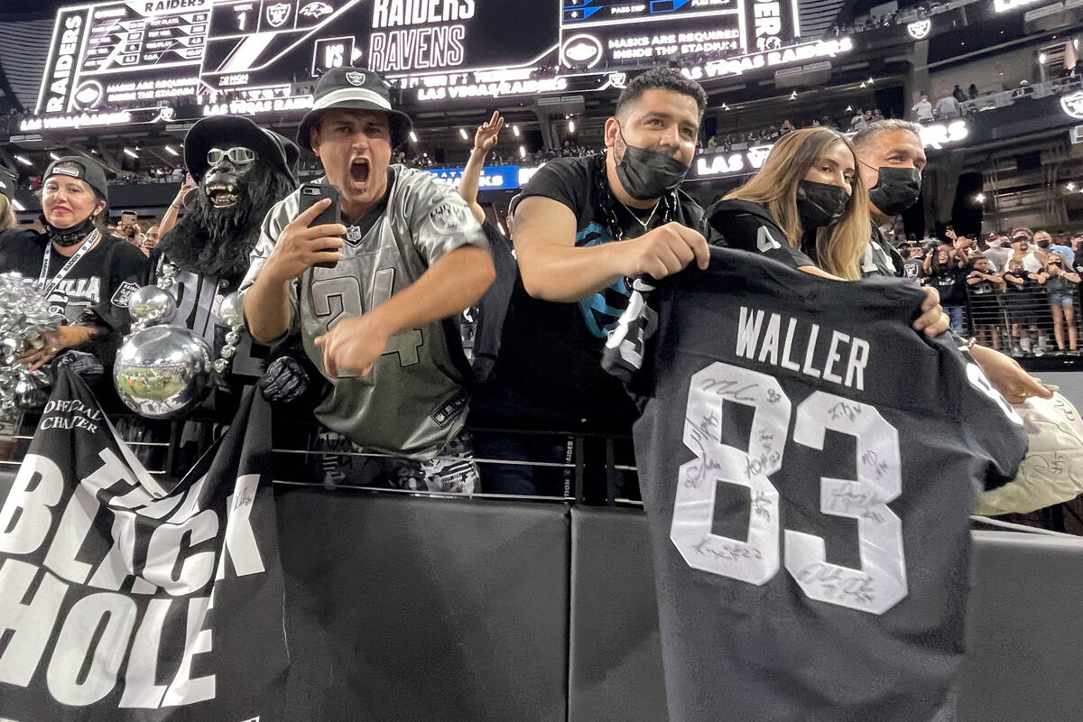 Fans animan a los Raiders al final de un partido de fútbol americano de pretemporada en casa c ...