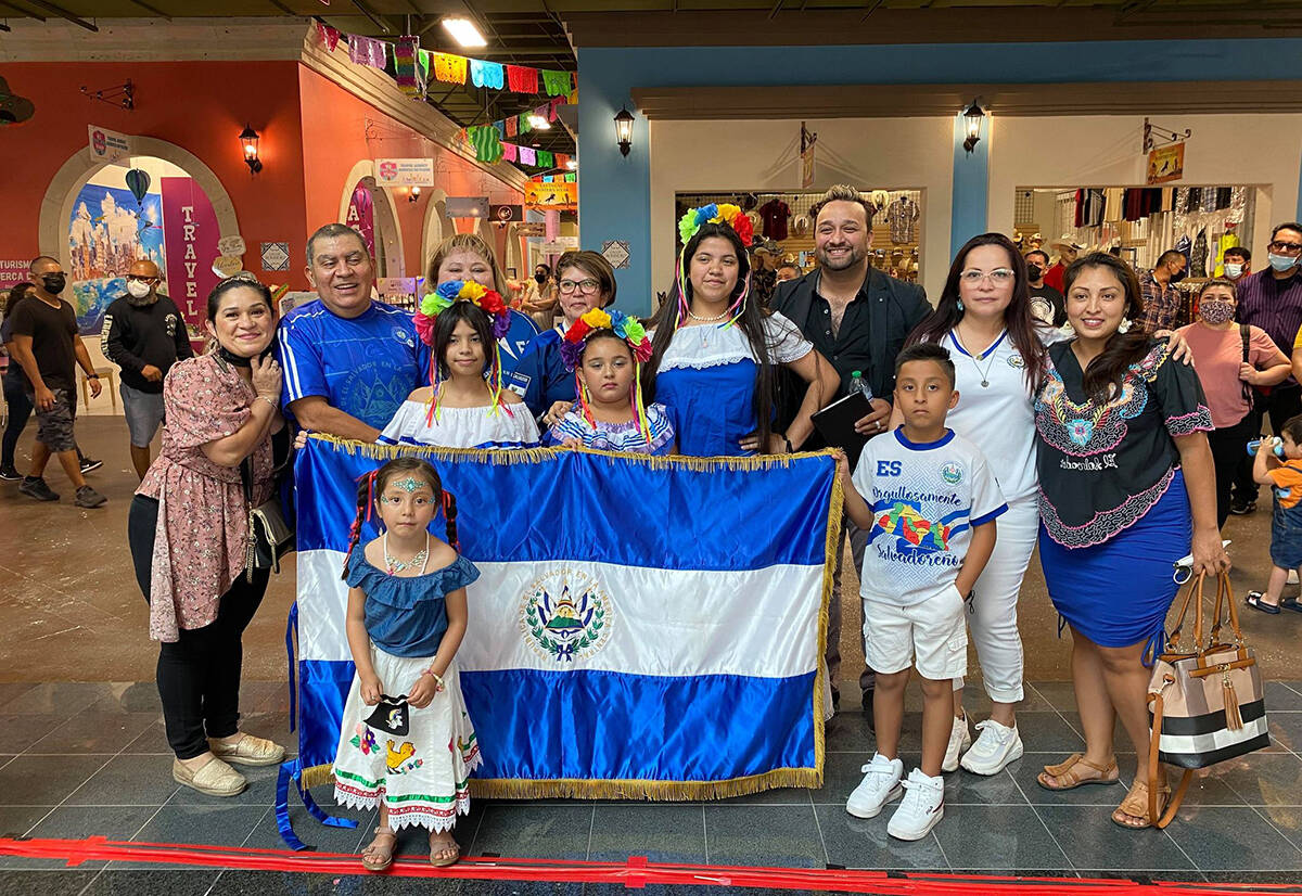 Salvadoreños radicados en Las Vegas acuden a una celebración por el Mes de la Herencia Hispan ...