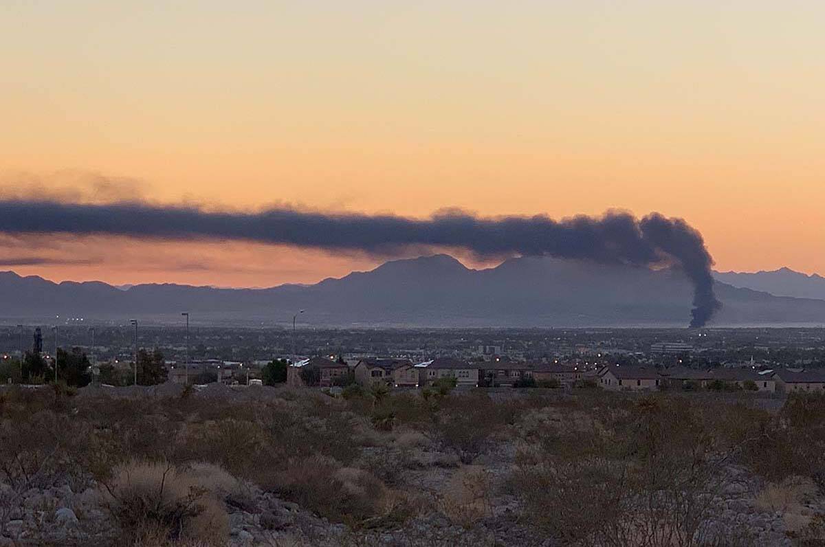 El Departamento de Bomberos de North Las Vegas lucha contra un incendio en una instalación de ...