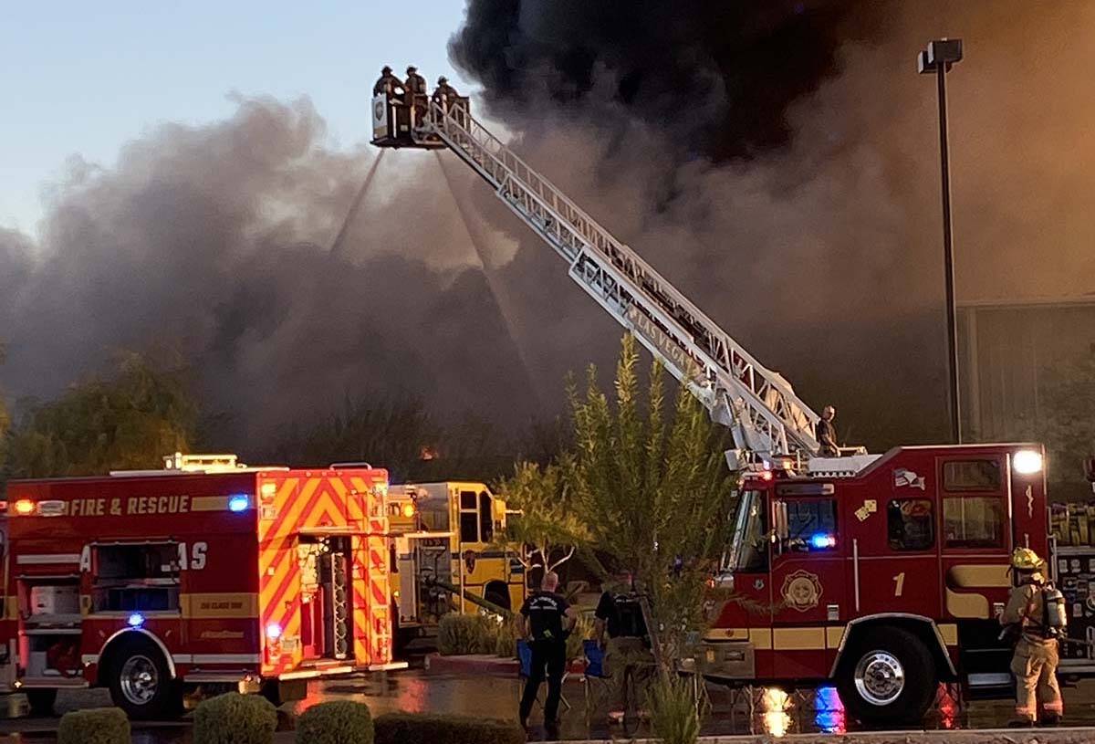 El Departamento de Bomberos de North Las Vegas lucha contra un incendio en una instalación de ...